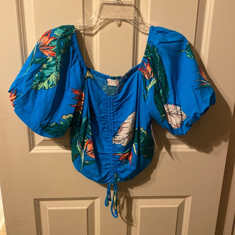 NWT SIZE MEDIUM So Floral Top with Puff Sleeves